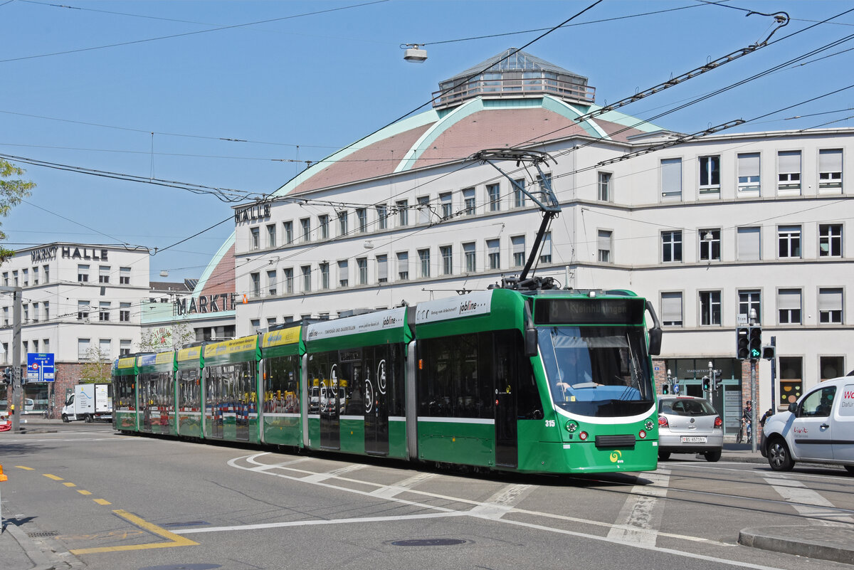Be 6/8 Combino 315, auf der Linie 8, fährt zur Haltestelle am Bahnhof SBB. Die Aufnahme stammt vom 03.05.2022.