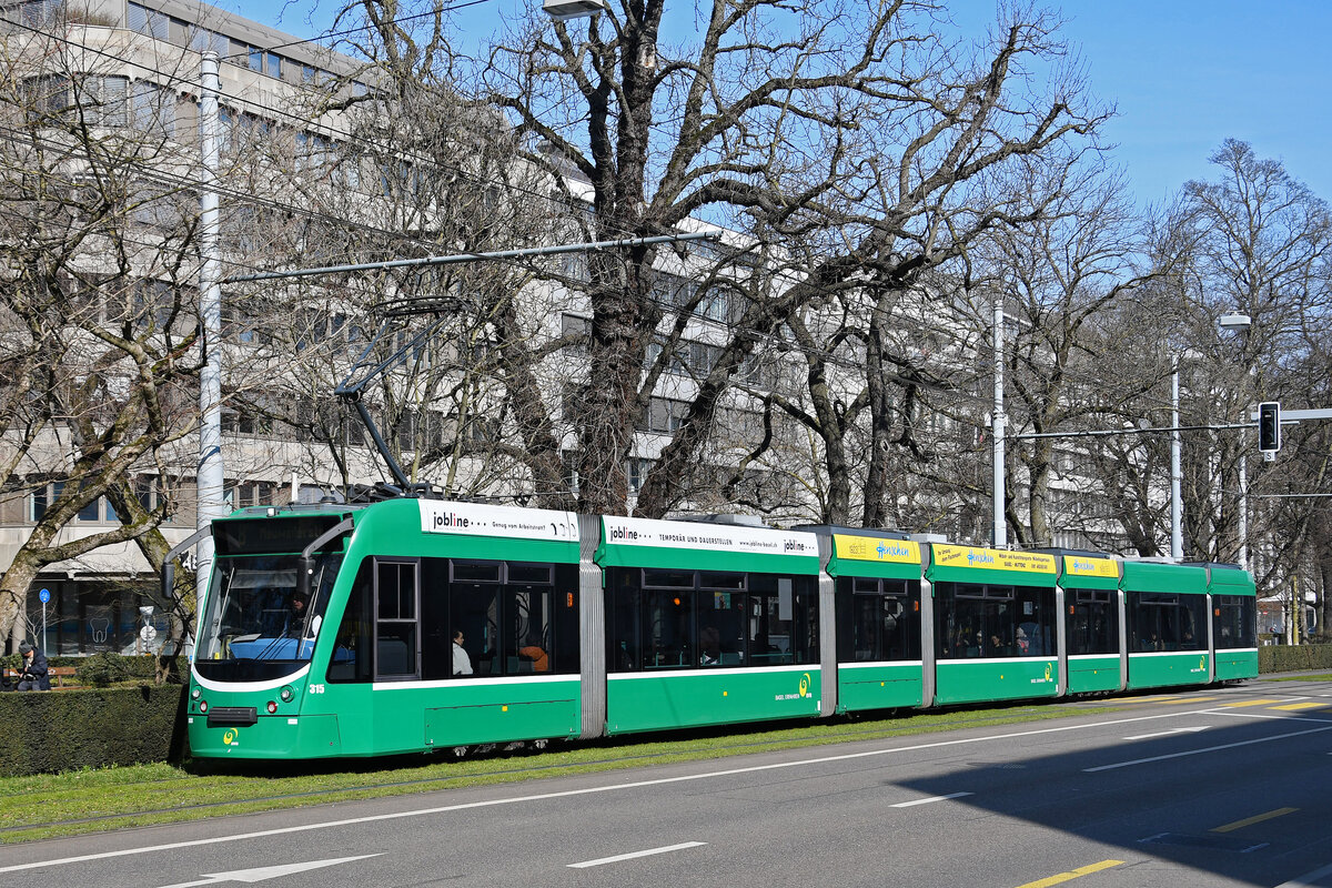 Be 6/8 Combino 315, auf der Linie 8, fährt am 05.03.2023 zur Haltestelle am Bahnhof SBB.
