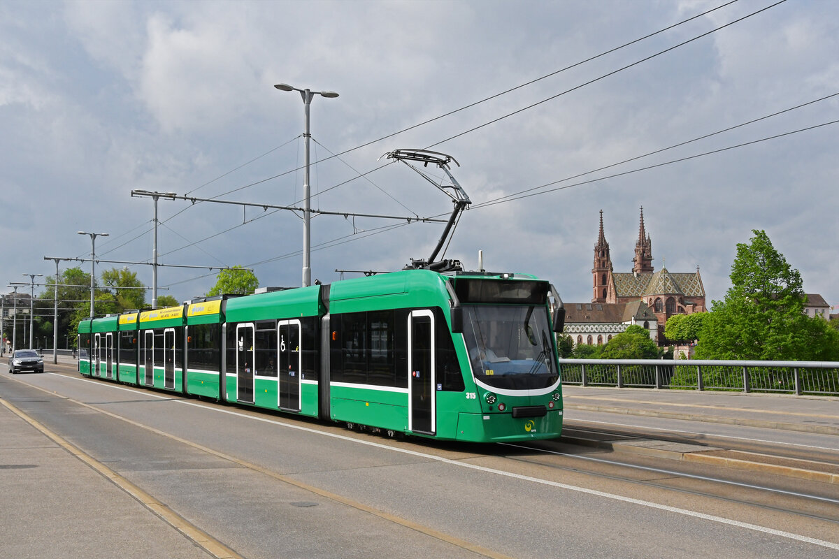 Be 6/8 Combino 315, auf der wegen einer Grossbaustelle am Steinenberg umgeleiteten Linie 6, überquert am 15.04.2024 die Wettsteinbrücke.