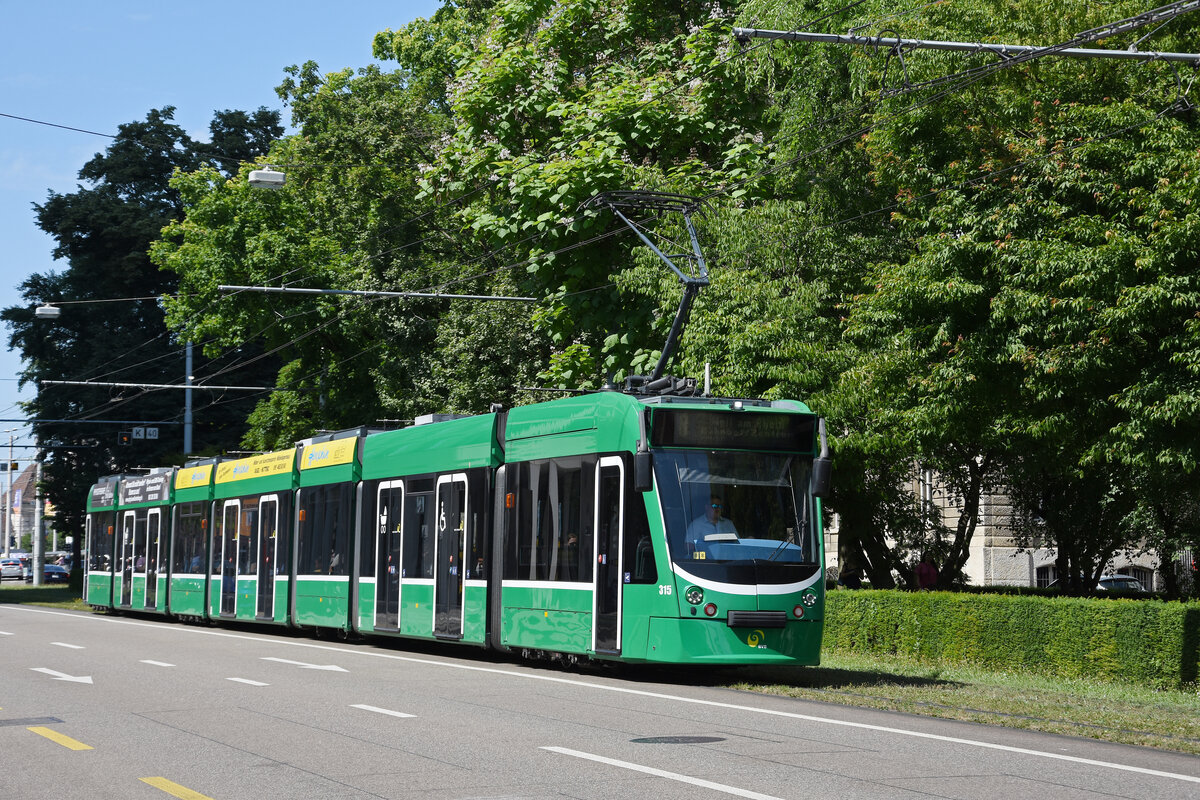Be 6/8 Combino 315, auf der Linie 8, fährt am 21.06.2025 zur Haltestelle am Aeschenplatz. Aufnahme Basel.