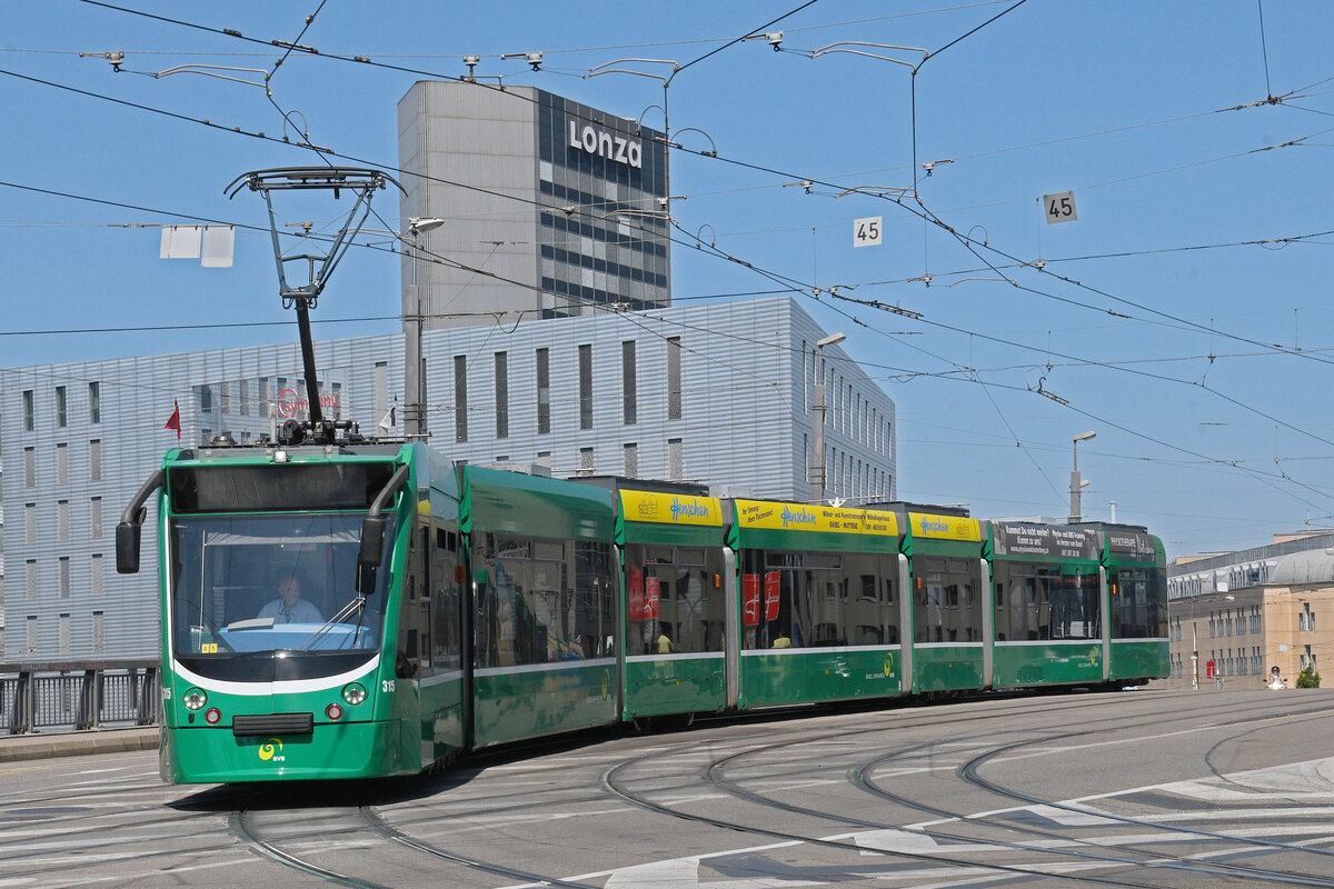 Be 6/8 Combino 315, auf der wegen einer Grossbaustelle umgeleiteten Linie 14, überquert am 11.08.2025 die Münchensteinerbrücke. Aufnahme Basel.