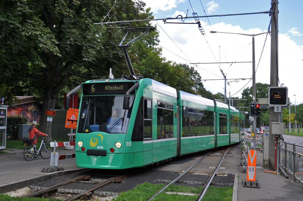 Be 6/8 Combino 315 verlässt den Einspurigen Abschnitt bei der Haltestelle Eglisee. Die Aufnahme stammt vom 16.08.2014.