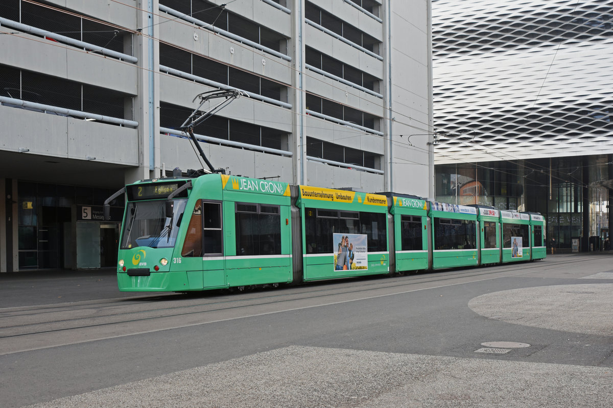 Be 6/8 Combino 316, auf der Linie 2, fährt zur Haltestelle Gewerbeschule. Die Aufnahme stammt vom 21.11.2018.