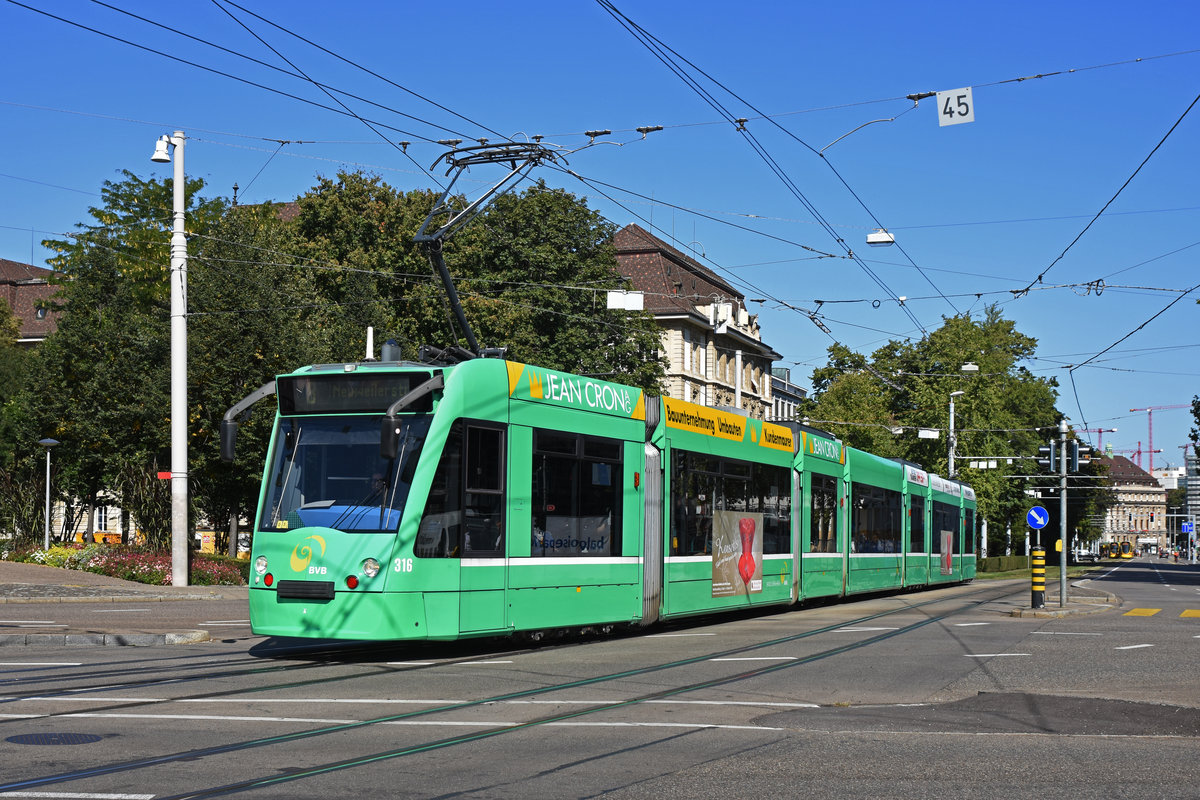 Be 6/8 Combino 316, auf der Linie 8, fährt zur Haltestelle am Bahnhof SBB. Die Aufnahme stammt vom 19.09.2019.