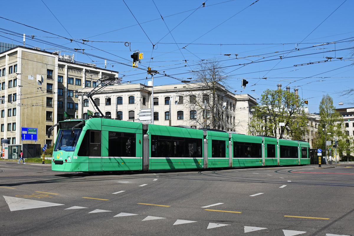 Be 6/8 Combino 316, auf der Linie 8, verlässt die Haltestelle Dreirosenbrücke. Die Aufnahme stammt vom 07.04.2020.