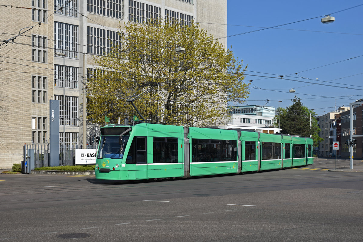 Be 6/8 Combino 316, auf der Linie 8, fährt bei der Haltestelle CIBA ein. Die Aufnahme stammt vom 08.04.2020.