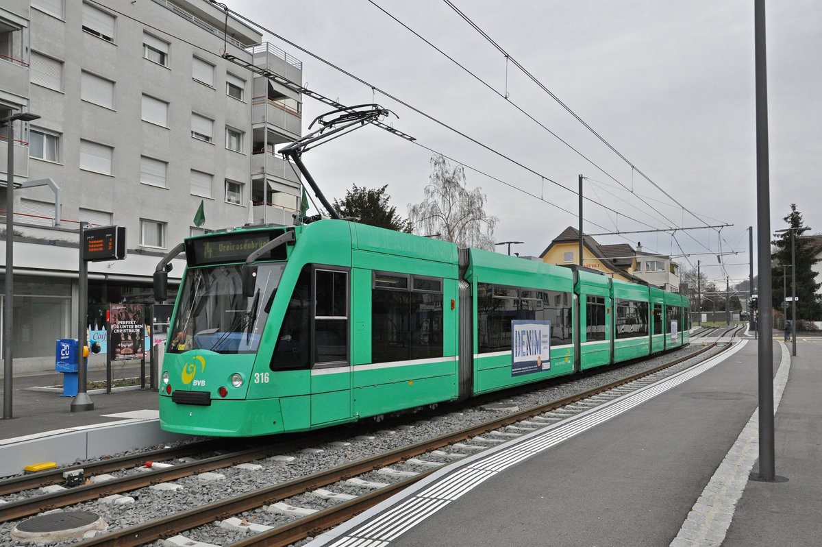 Be 6/8 Combino 316, auf der Linie 14, wartet an der Endstation in Pratteln. Die Aufnahme stammt vom 27.12.2020.