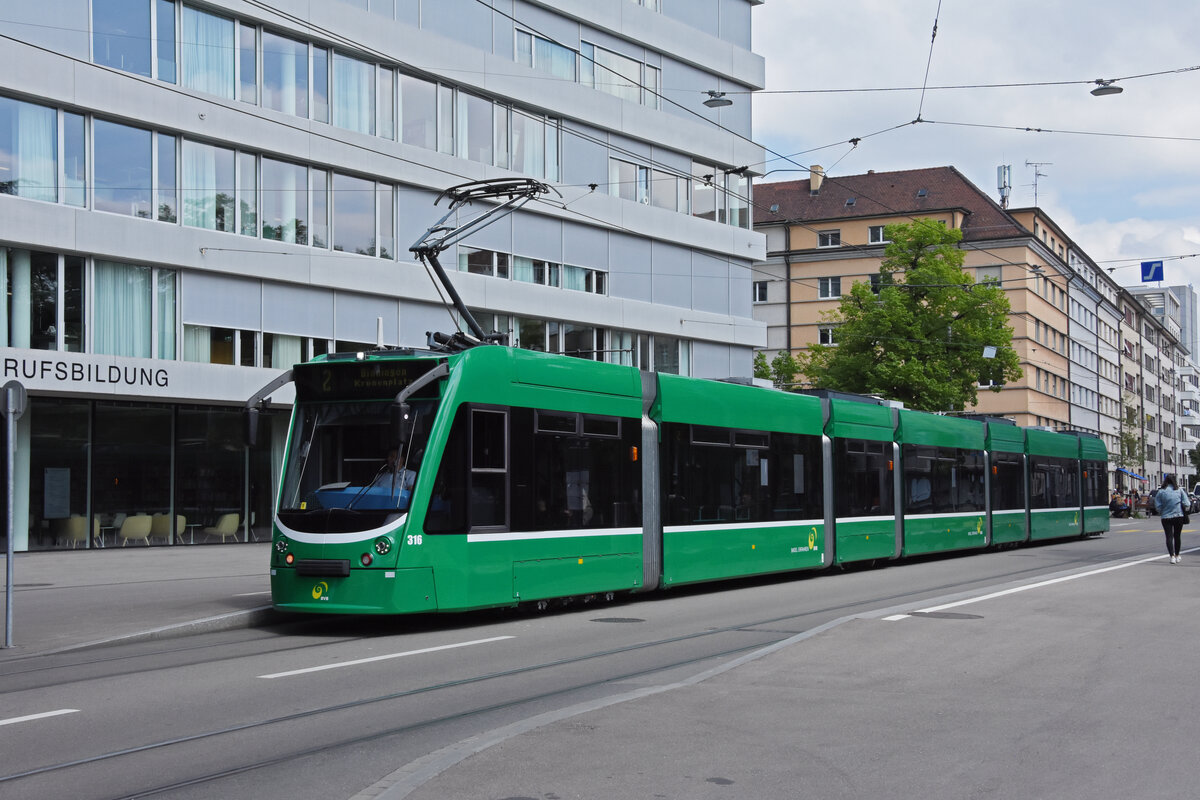 Be 6/8 Combino 316, auf der Linie 2, bedient die Haltestelle Gewerbeschule. Die Aufnahme stammt vom 27.04.2022.