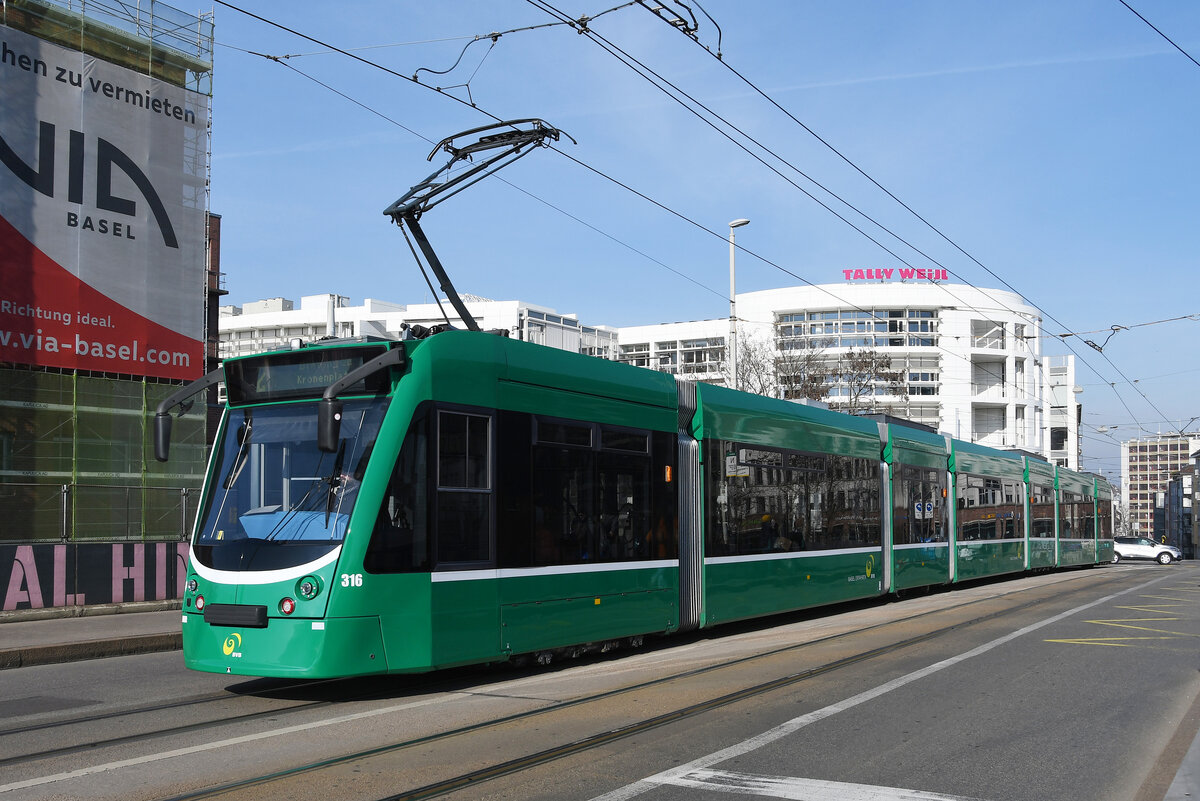 Be 6/8 Combino 316, auf der Linie 2, fährt am 11.02.2023 zur Haltestelle IWB.