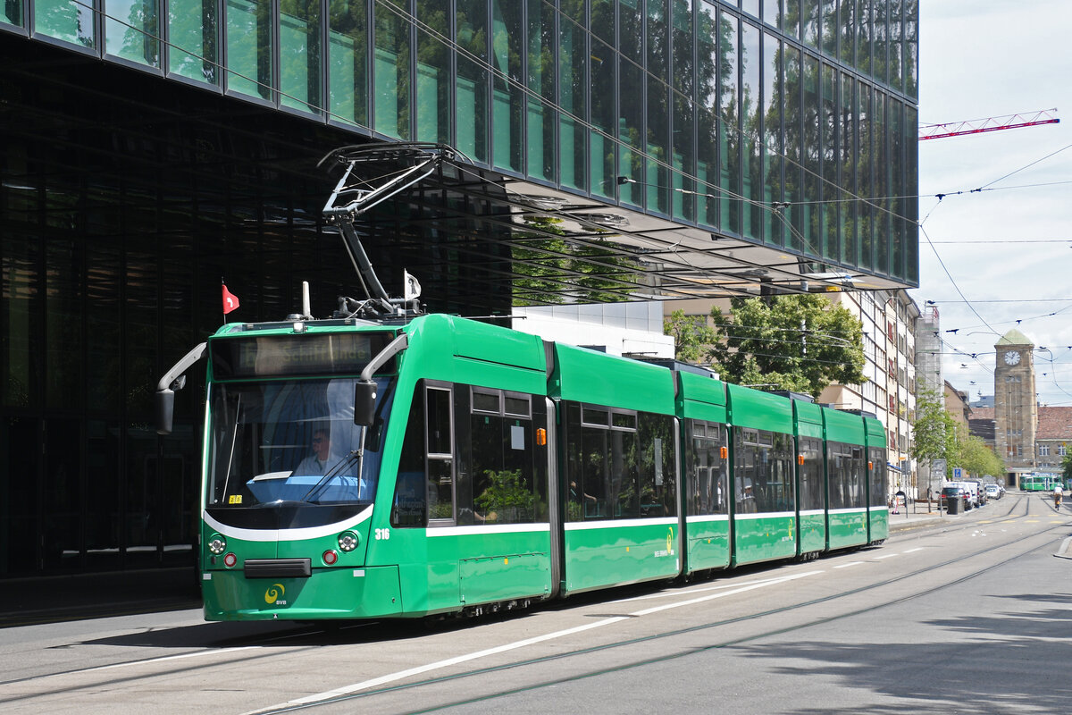 Be 6/8 Combino 316, auf der wegen der Grossbaustelle am Marktplatz verk�rzten Linie 6, f�hrt am 06.07.2026 zur Haltestelle Messeplatz. Aufnahme Basel.