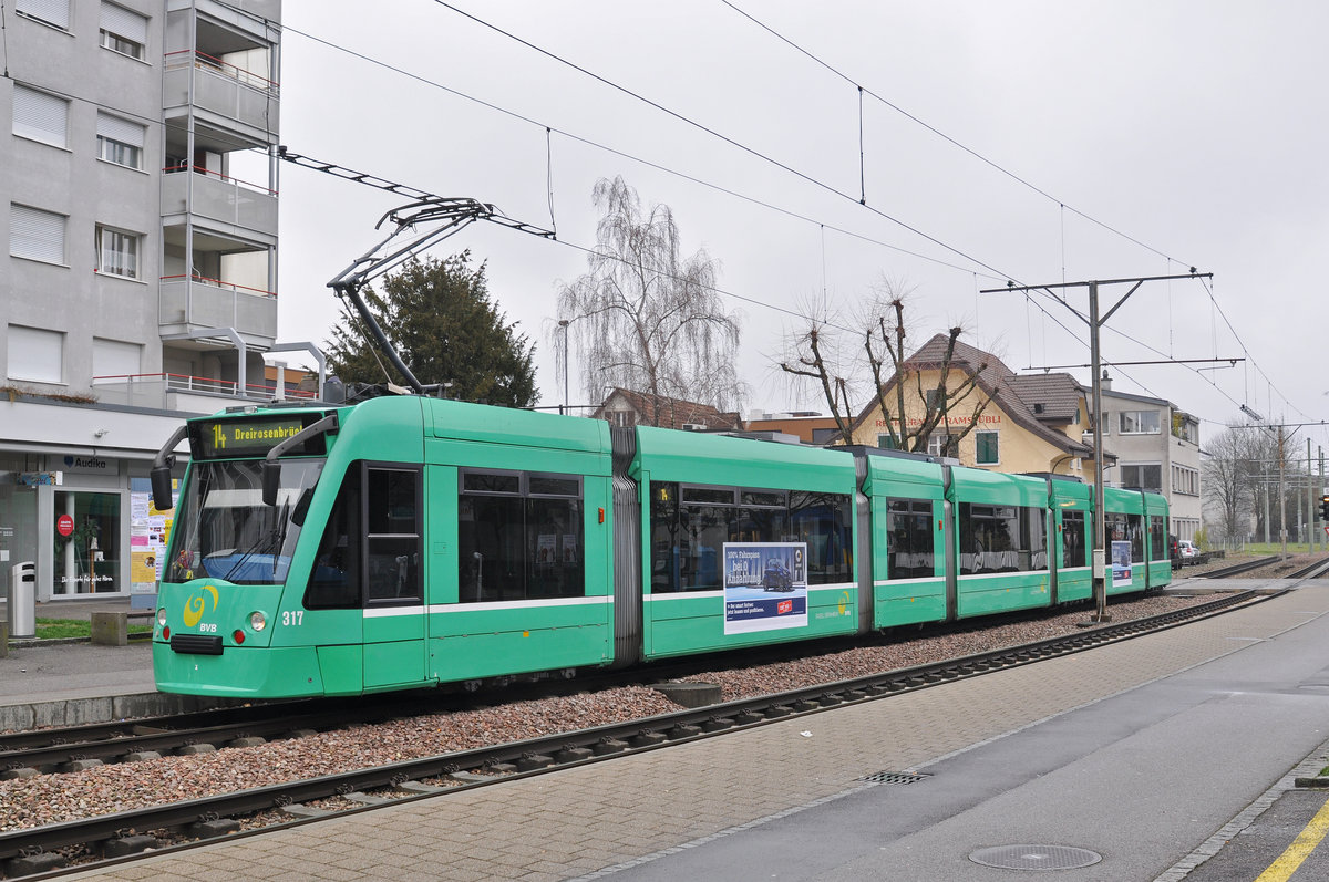Be 6/8 Combino 317, auf der Linie 14, wartet an der Endstation in Pratteln. Die Aufnahme stammt vom 27.01.2018.