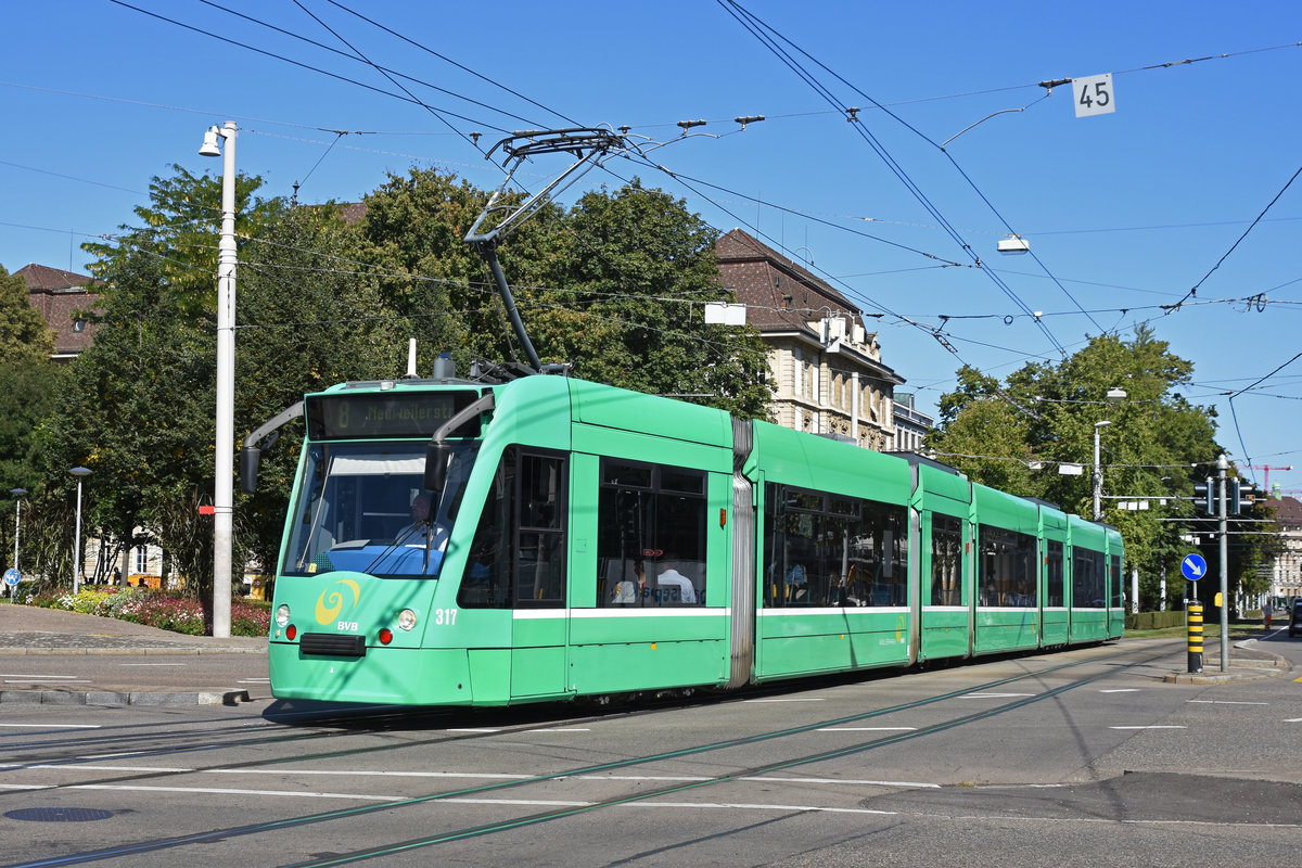 Be 6/8 Combino 317, auf der Linie 8, fährt zur Haltestelle am Bahnhof SBB. Die Aufnahme stammt vom 19.09.2019.