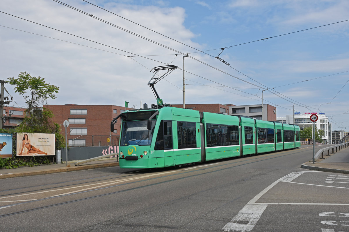 Be 6/8 Combino 317, auf der Linie 2, fährt zur Haltestelle IWB. Die Aufnahme stammt vom 26.04.2020.