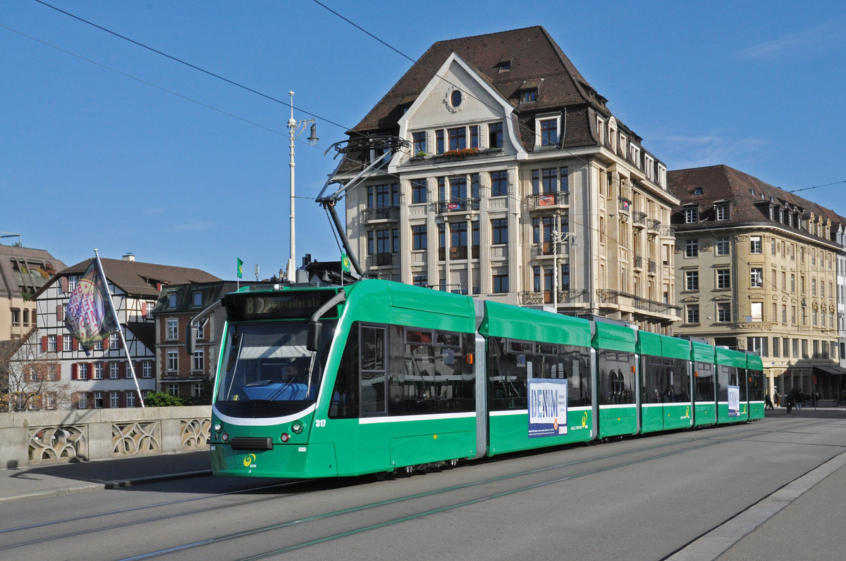 Be 6/8 Combino 317, auf der Linie 8, überquert die Mittlere Rheinbrücke. Die Aufnahme stammt vom 31.10.2020.