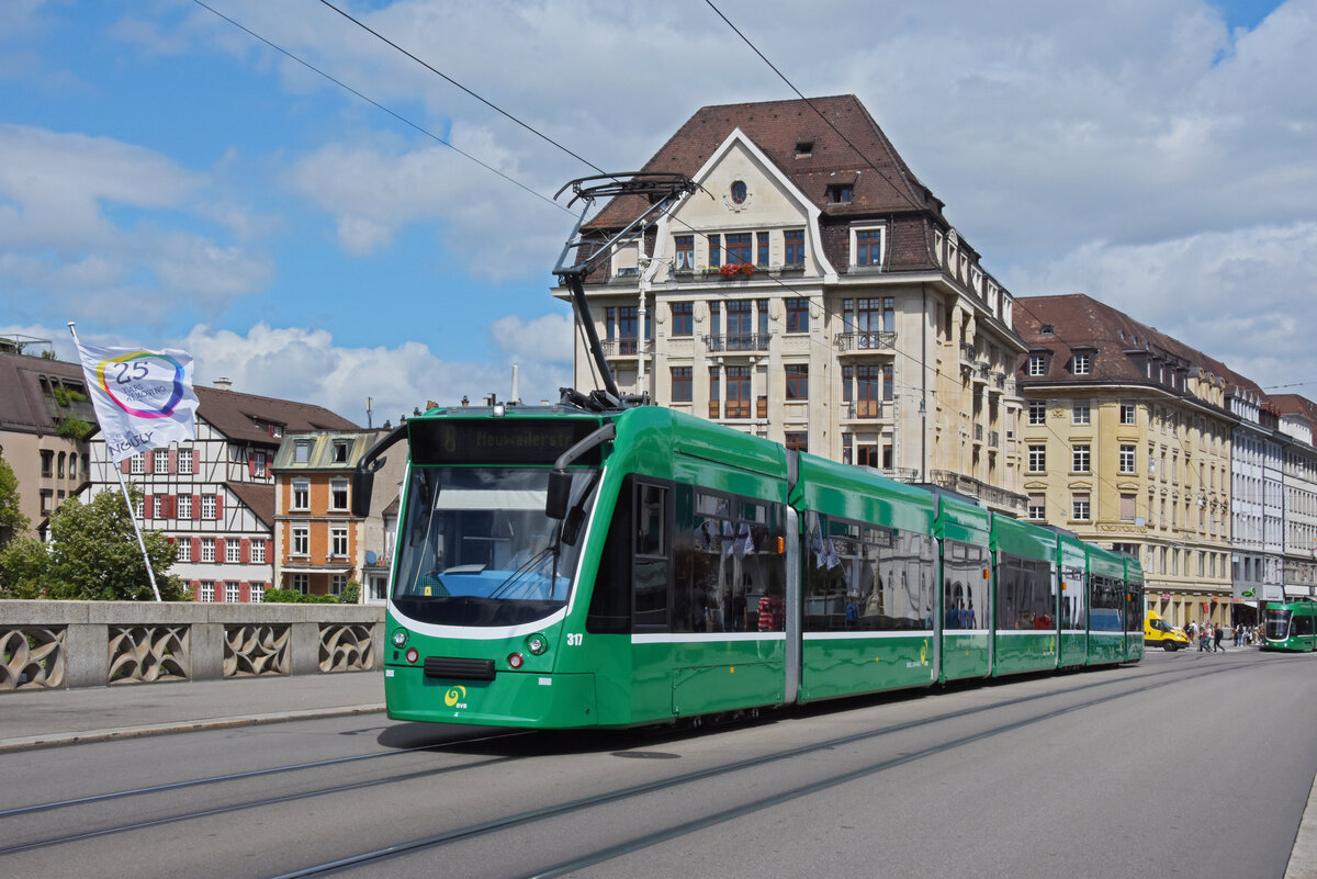 Be 6/8 Combino 317, auf der Linie 8, überquert die Mittlere Rheinbrücke. Die Aufnahme stammt vom 16.08.2021.
