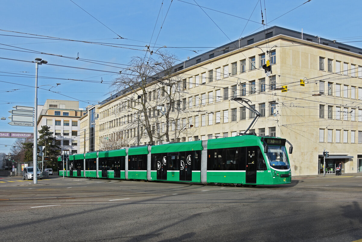 Be 6/8 Combino 317, auf der Linie 8, verlässt die Haltestelle Dreirosenbrücke. Die Aufnahme stammt vom 19.02.2021.