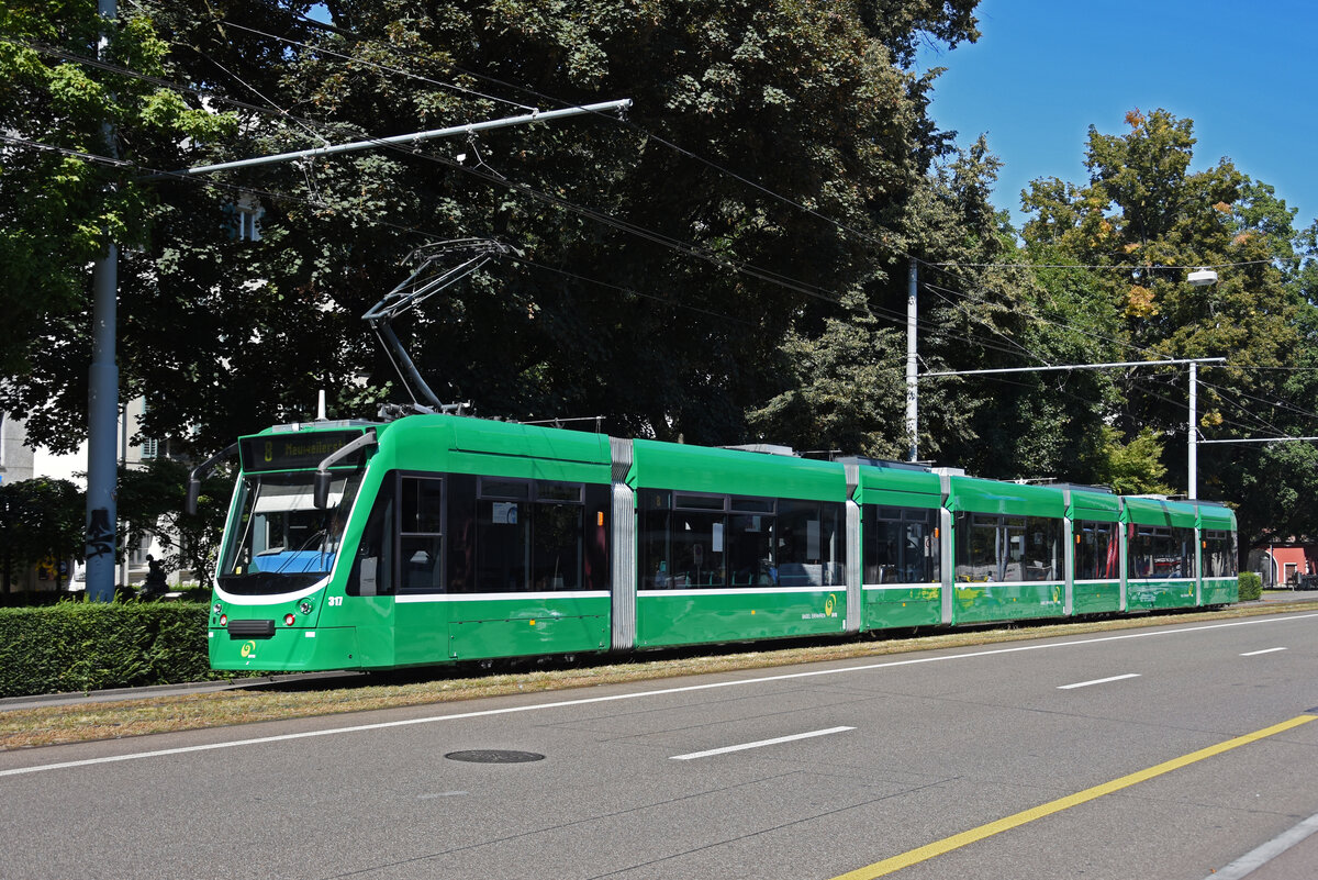 Be 6/8 Combino 317, auf der Linie 8, fährt zur Haltestelle am Bahnhof SBB. Die Aufnahme stammt vom 02.09.2021.