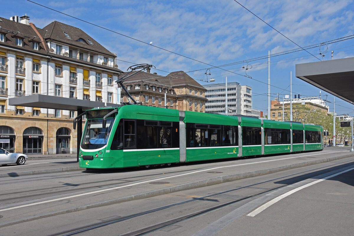 Be 6/8 Combino 317, auf der Linie 2, bedient die Haltestelle badischer Bahnhof. Die Aufnahme stammt vom 03.05.2022.