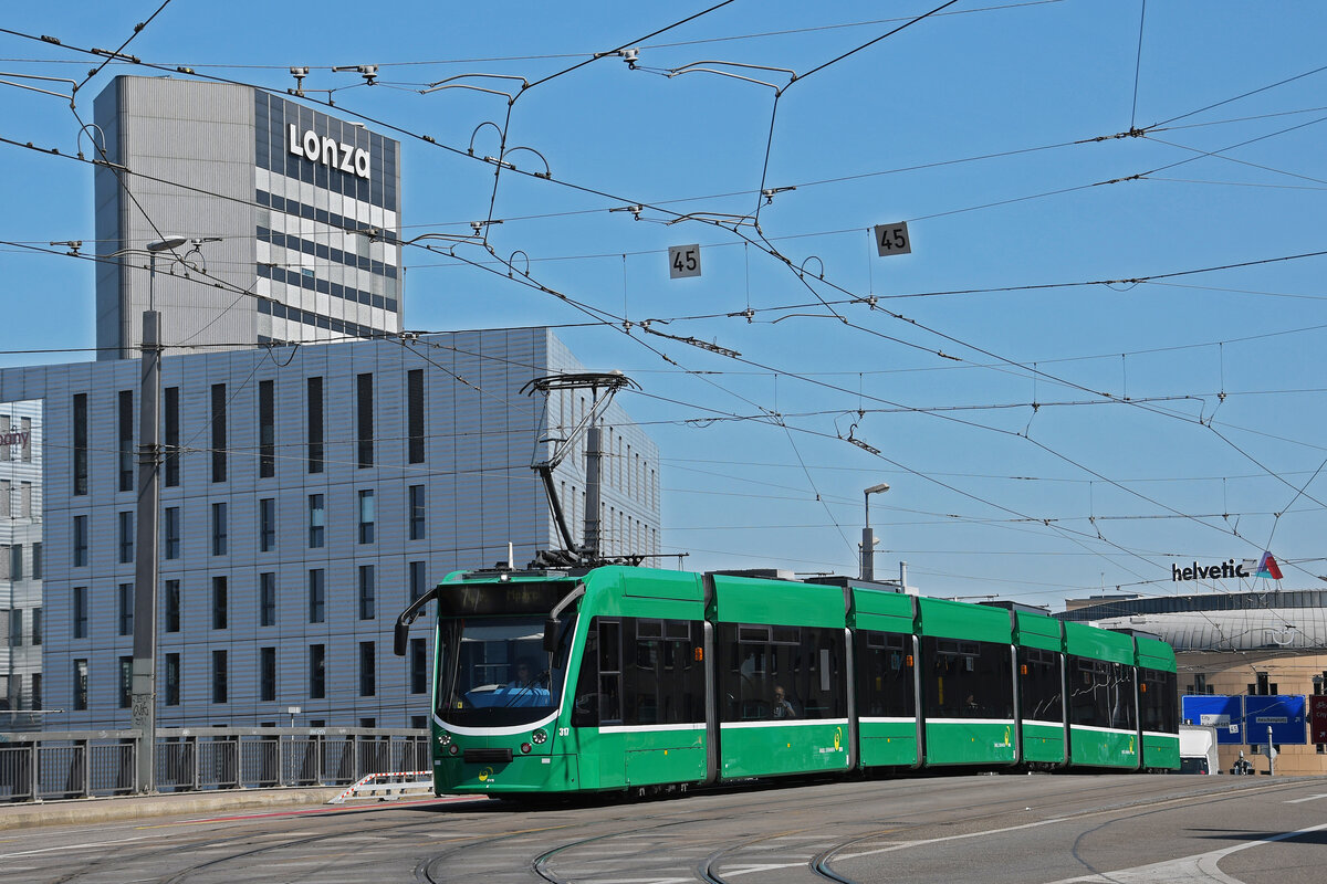Be 6/8 Combino 317, auf der wegen einer Grossbaustelle zwischen Hardstrasse und Pratteln umgeleitete Linie 14, überquert am 14.06.2023 die Münchensteinerbrücke.