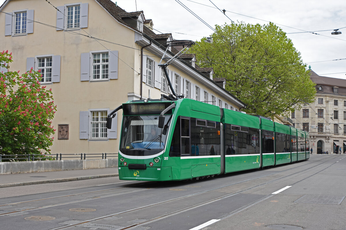 Be 6/8 Combino 317, auf der Linie 8, fährt am 29.04.2024 den Steinenberg hinunter zur Haltestelle Barfüsserplatz.