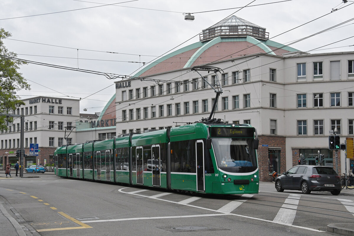 Be 6/8 Combino 317, auf der Linie 2, fährt am 22.04.2024 zur Haltestelle am Bahnhof SBB.