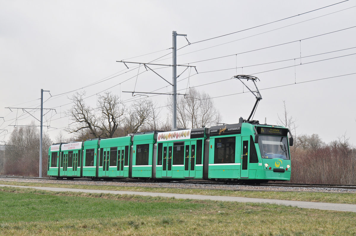 Be 6/8 Combino 318, auf der Linie 14, fährt zur Haltestelle Lachmatt. Die Aufnahme stammt vom 27.02.2018.