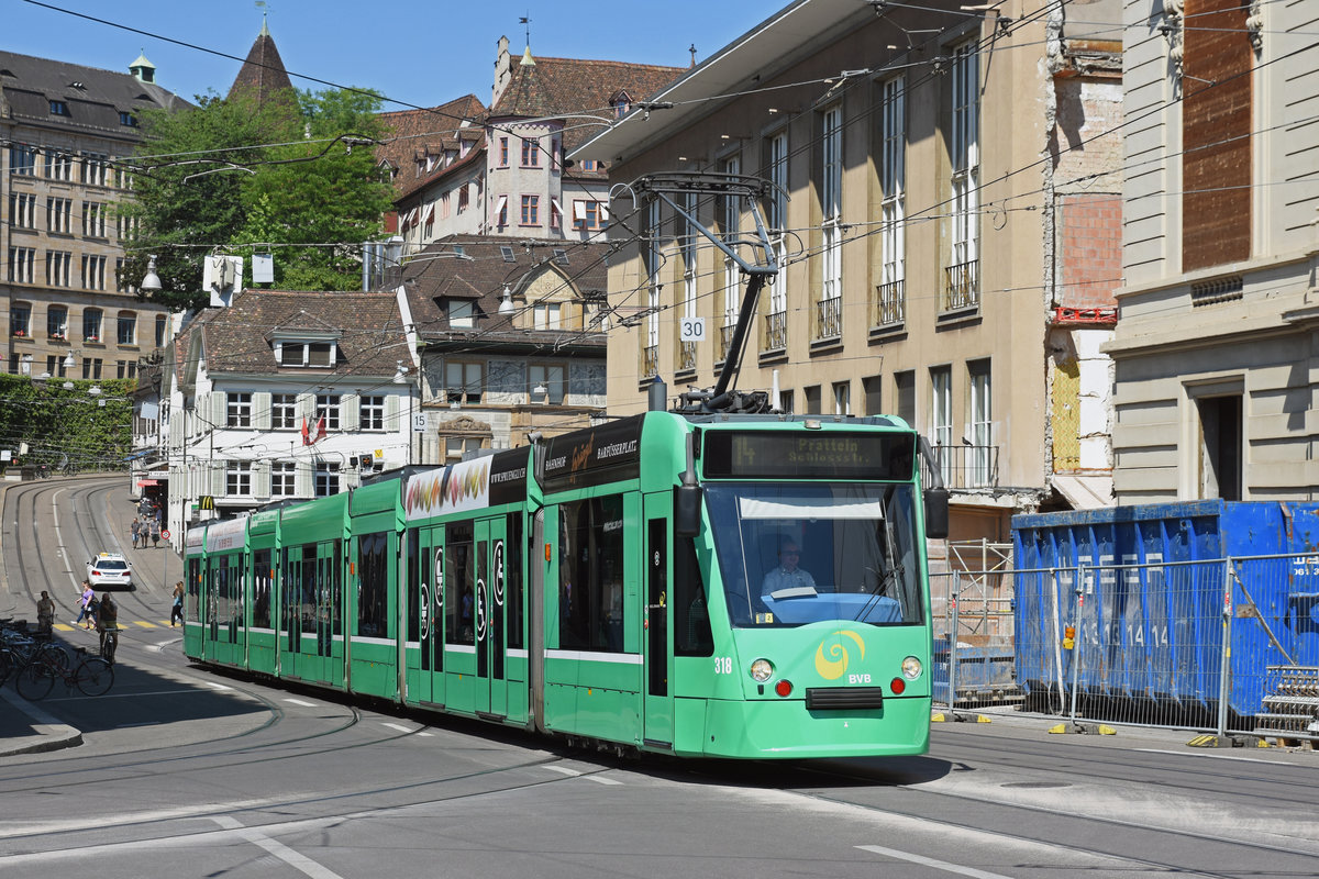 Be 6/8 Combino 318, auf der Linie 14, fährt den Steinenberg hoch zur Haltestelle Bankverein. Die Aufnahme stammt vom 13.07.2018.