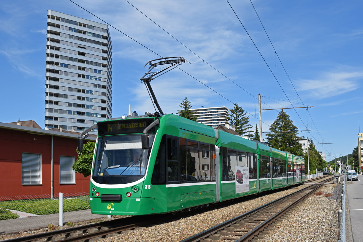 Be 6/8 Combino 318, auf der Linie 14, fährt zur Haltestelle Gempenstrasse. Die Aufnahme stammt vom 08.06.2019.