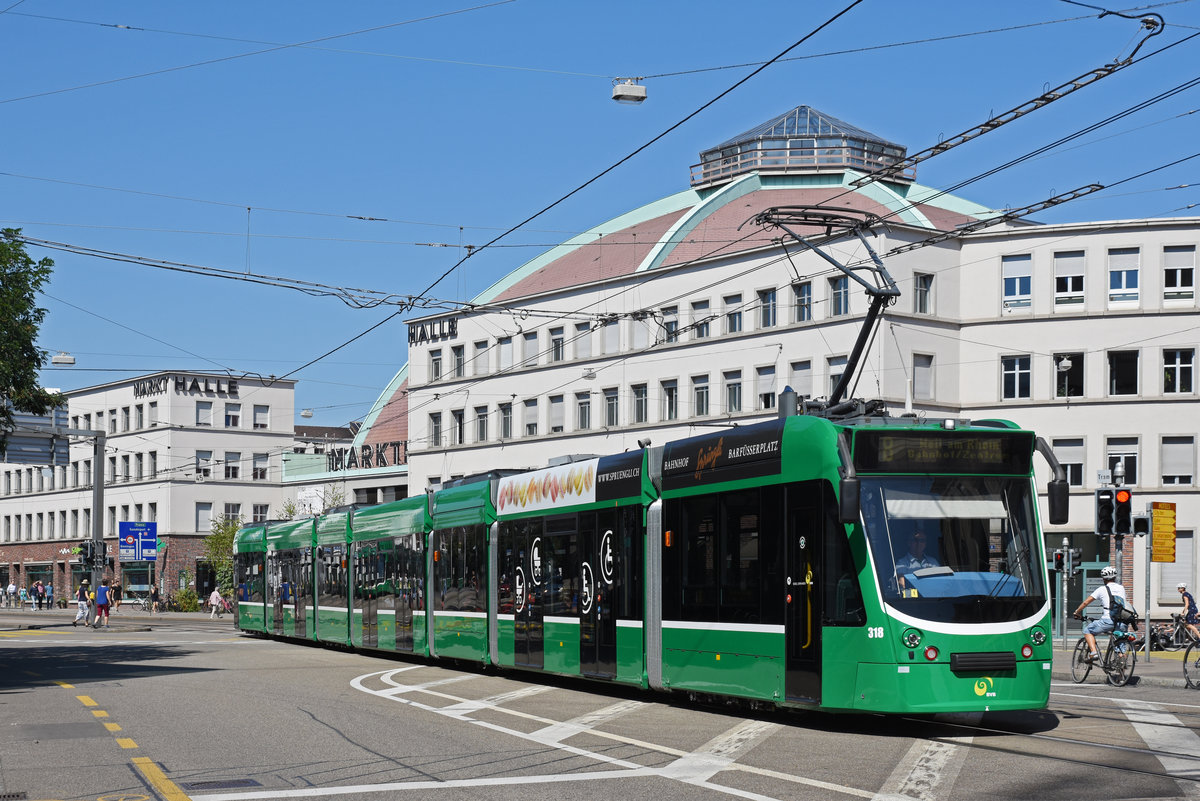 Be 6/8 Combino 318, auf der Linie 8, fährt zur Haltestelle am Bahnhof SBB. Die Aufnahme stammt vom 26.08.2019.