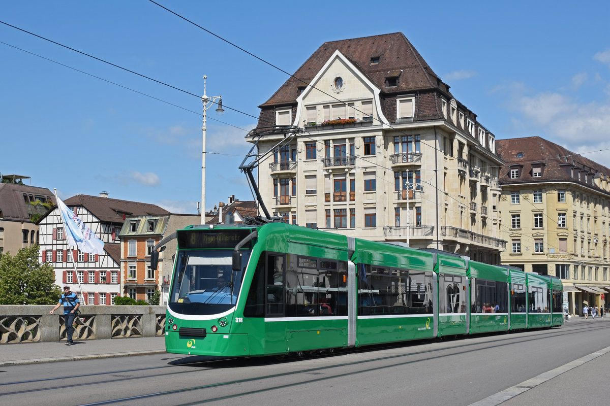 Be 6/8 Combino 318, auf der Linie 8, überquert die Mittlere Rheinbrücke. Die Aufnahme stammt vom 21.08.2019.