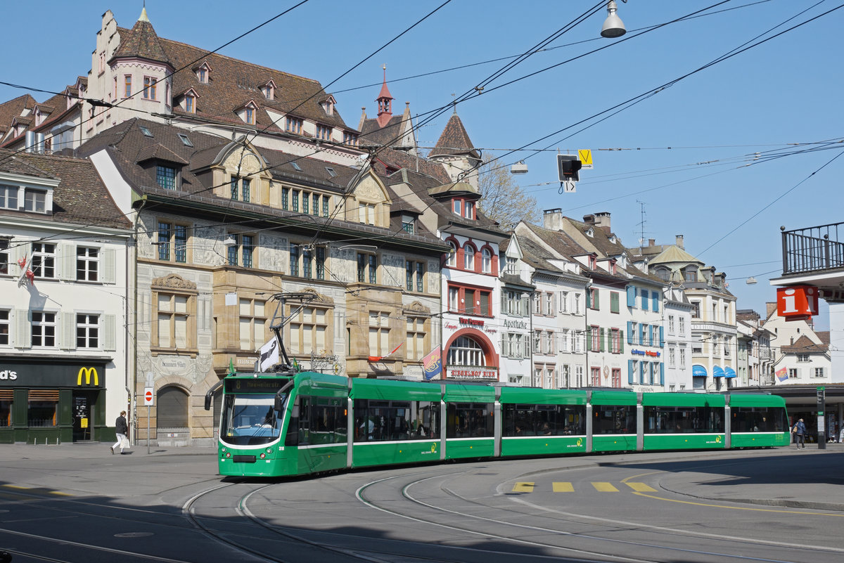 Be 6/8 Combino 318, auf der Linie 8, bedient die Haltestelle am Barfüsserplatz. Die Aufnahme stammt vom 09.04.2020.