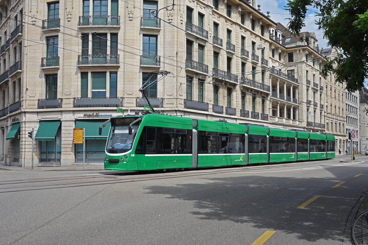 Be 6/8 Combino 318, auf der Linie 8, fährt zur Haltestelle Markthalle. Die Aufnahme stammt vom 08.06.2020.