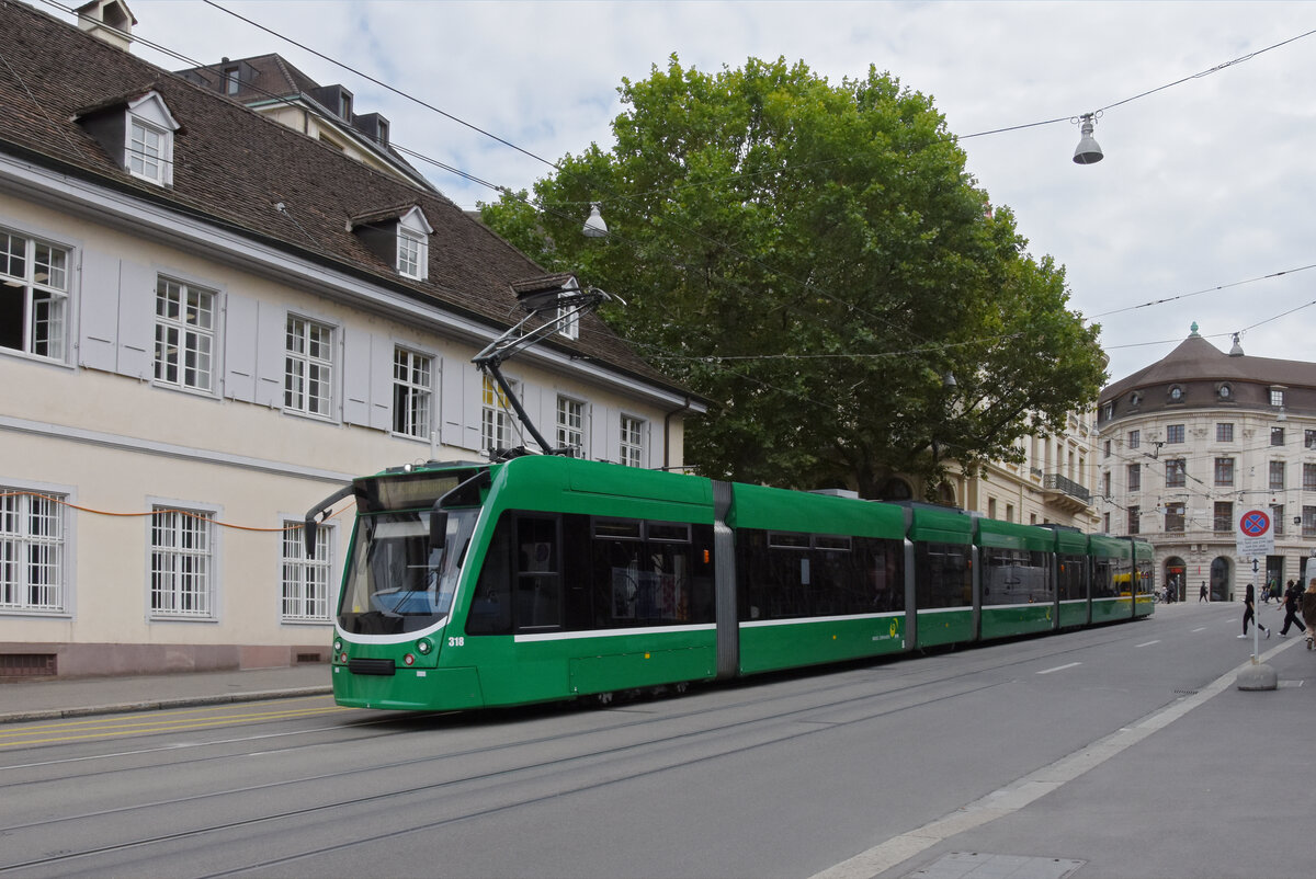 Be 6/8 Combino 318, auf der Linie 8, fährt den Steinenberg hinunter zur Haltestelle Barfüsserplatz. Die Aufnahme stammt vom 19.08.2021.