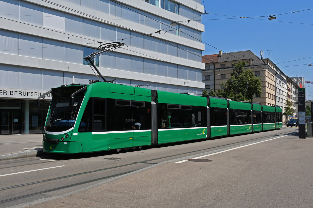 Be 6/8 Combino 318, auf der Linie 2, bedient am 11.07.2023 die Haltestelle Gewerbeschule.
