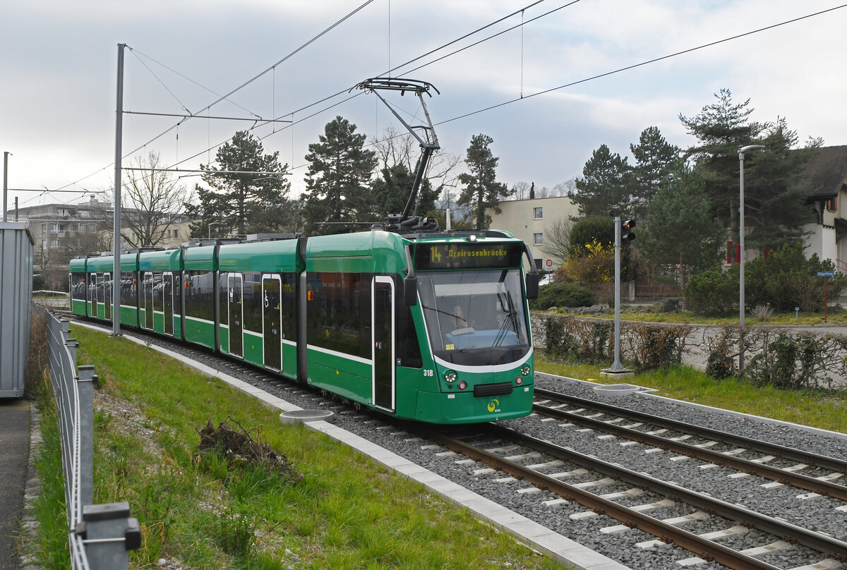 Be 6/8 Combino 318, auf der Linie 14, verlässt am 08.03.2024 die Haltestelle Käppeli.