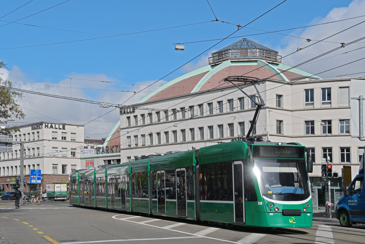 Be 6/8 Combino 318, auf der Linie 2, fährt am 14.04.2025 zur Haltestelle beim Bahnhof SBB. Aufnahme Basel.