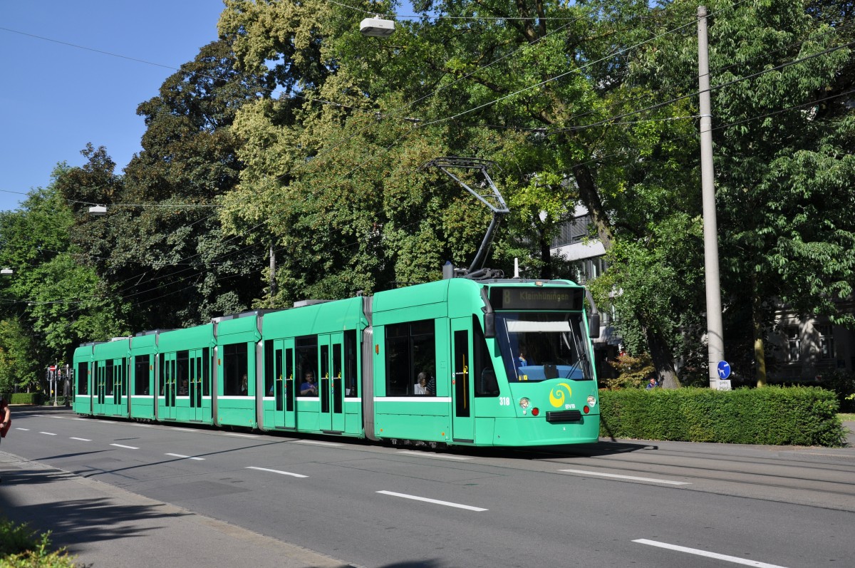 Be 6/8 Combino 318 auf der Linie 8 kurz vor der Haltestelle Aeschenplatz. Die Aufnahme stammt vom 22.06.2014.