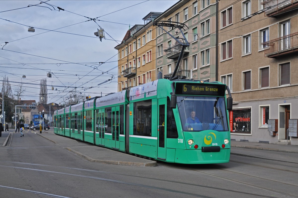 Be 6/8 Combino 318 auf der Linie 6 an der Haltestelle Morgartenring. Die Aufnahme stammt vom 04.02.2015.