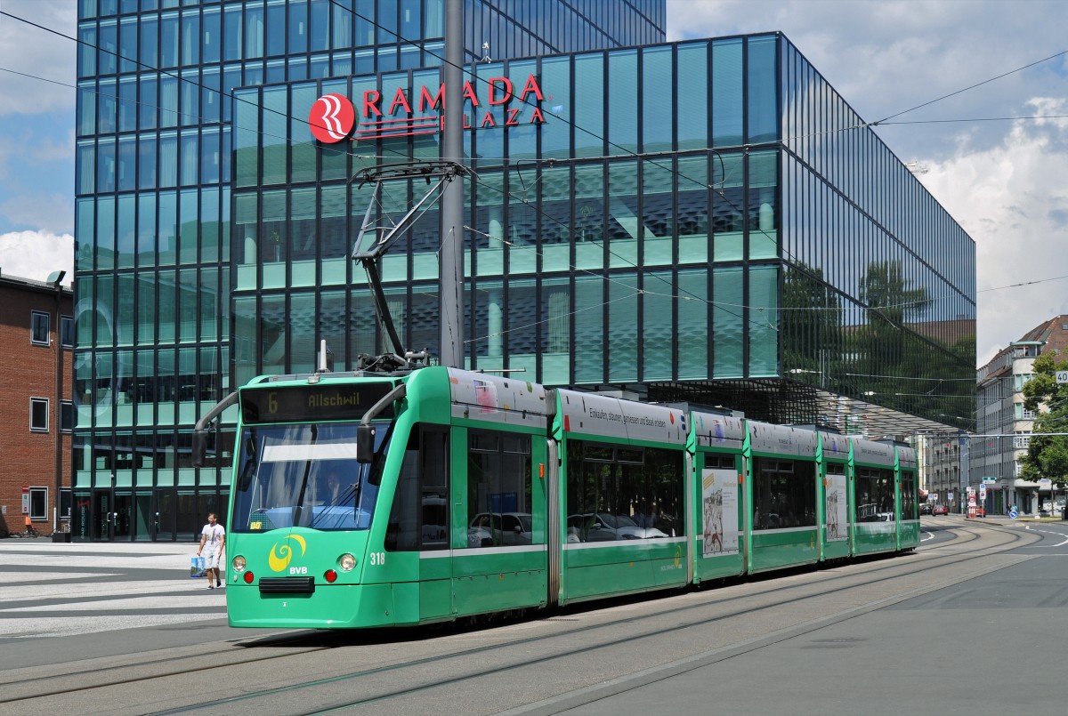 Be 6/8 Combino 318 auf der Linie 6 fährt zur Haltestelle Messeplatz. Die Aufnahme stammt vom 09.06.2015.