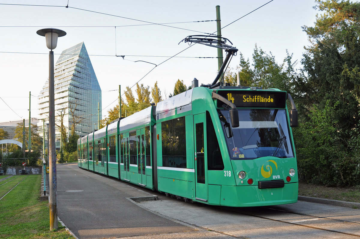 Be 6/8 Combino 318, auf der Linie 14, wendet in der Schlaufe beim Schänzli. Die Aufnahme stammt vom 1.10.2016.