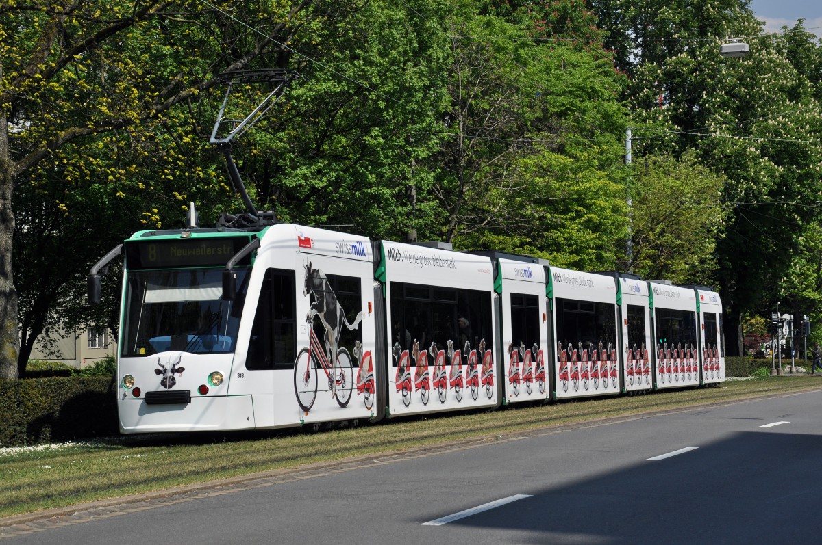 Be 6/8 Combino 318 mit der swissmilk.ch Werbung auf der Linie 8 im Aeschengraben, kurz vor dem Bahnhof SBB. Die Aufnahme stammt vom 24.04.2014.