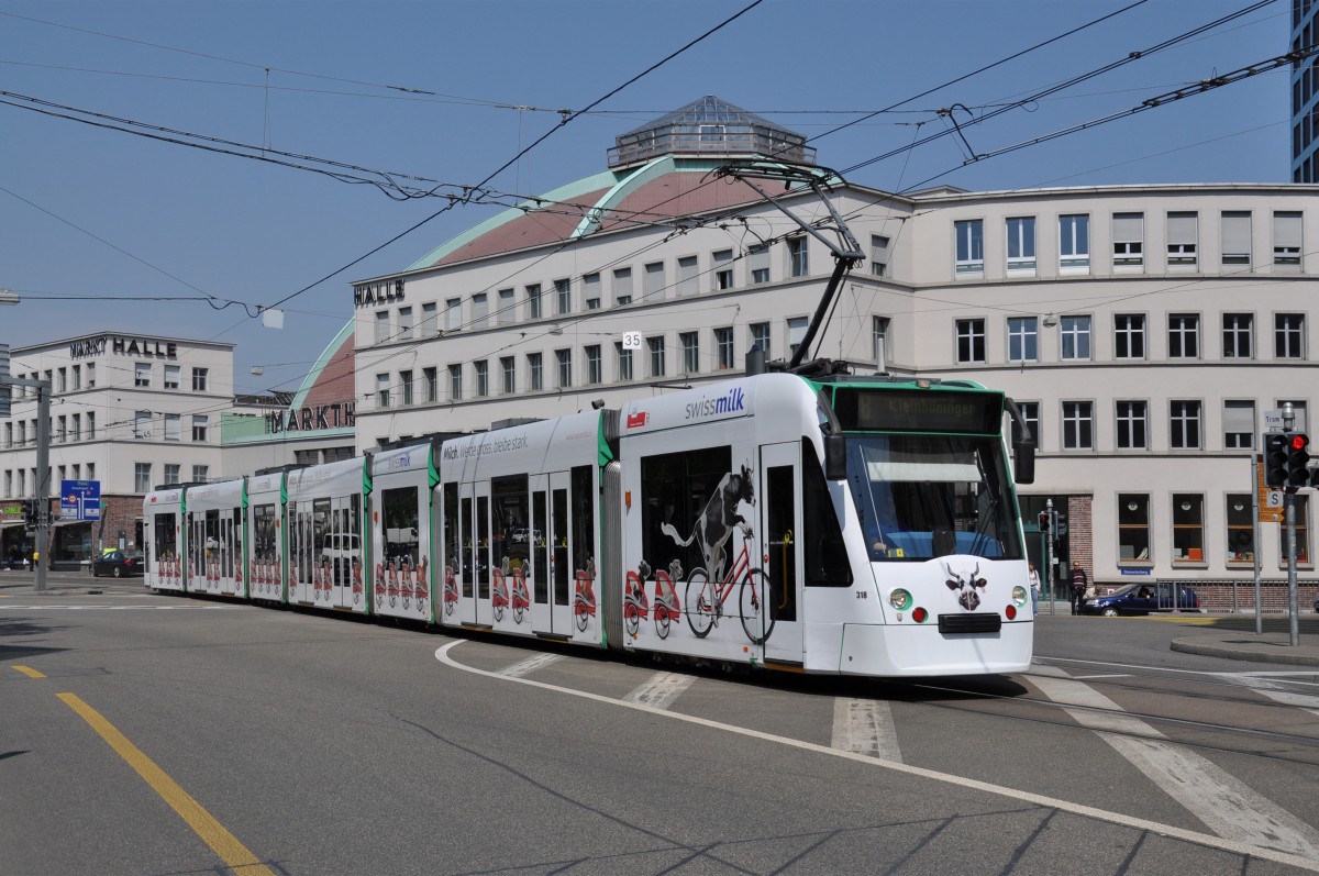 Be 6/8 Combino 318 mit der swissmikl.ch Werbung auf der Linie 8 kurz vor dem Bahnhof SBB. Die Aufnahme stammt vom 24.04.2014.