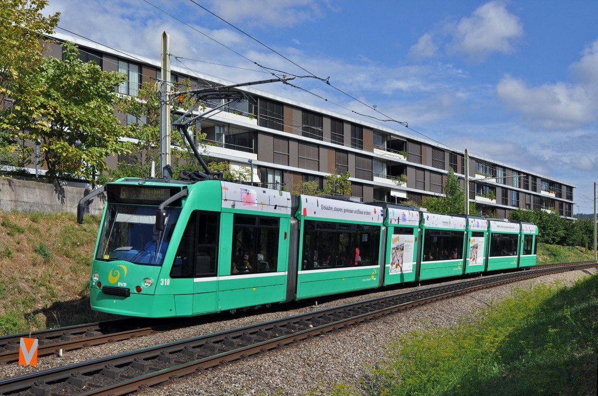 Be 6/8 Combino 318, mit einer Teilwerbung für das White Dinner, auf der Linie 6 kurz vor der Haltestelle Freidorf. Die Linie 6 fährt wahrend einer Großbaustelle in der Innerstadt von Pratteln via Theater nach Allschwil und als Linie 14 von Allschwil nach Muttenz/Pratteln. Die Aufnahme stammt vom 04.08.2015.