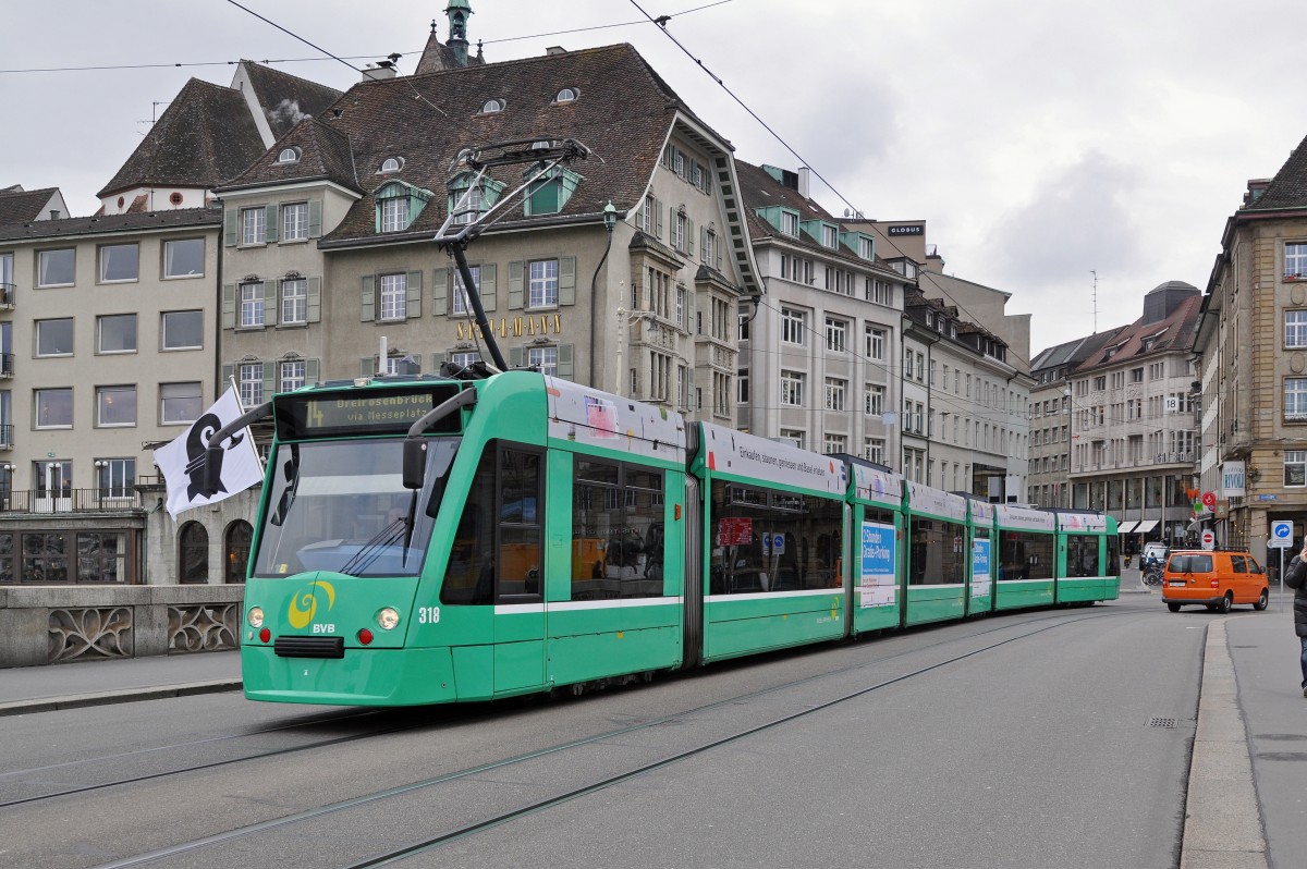 Be 6/8 Combino 318, mit einer Teilwerbung für Pro Innerstadt, auf der Linie 14, überquert die Mittlere Rheinbrücke. Die Aufnahme stammt vom 08.03.2016.