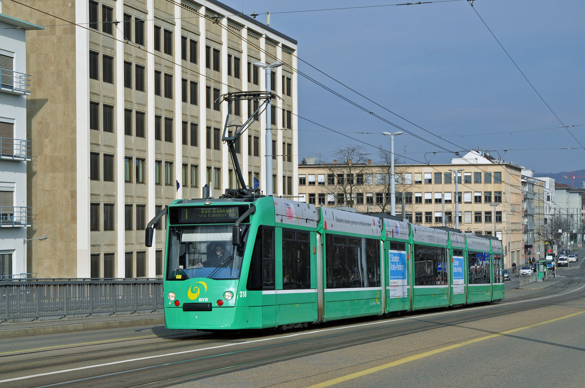 Be 6/8 Combino 318, mit einer Teilwerbung für Pro Innerstadt mit gratis Parking, auf der Linie 1, fährt zur Haltestelle Novartis Campus. Die Aufnahme stammt vom 24.03.2016.