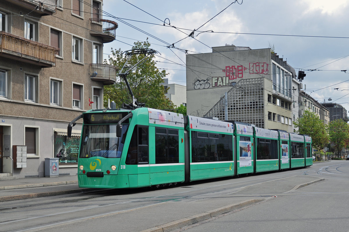 Be 6/8 Combino 318, mit einer Teilwerbung für Pro Innerstadt, fährt zur Haltestelle der Linie 6 beim Morgartenring. Die Aufnahme stammt vom 24.04.2016.