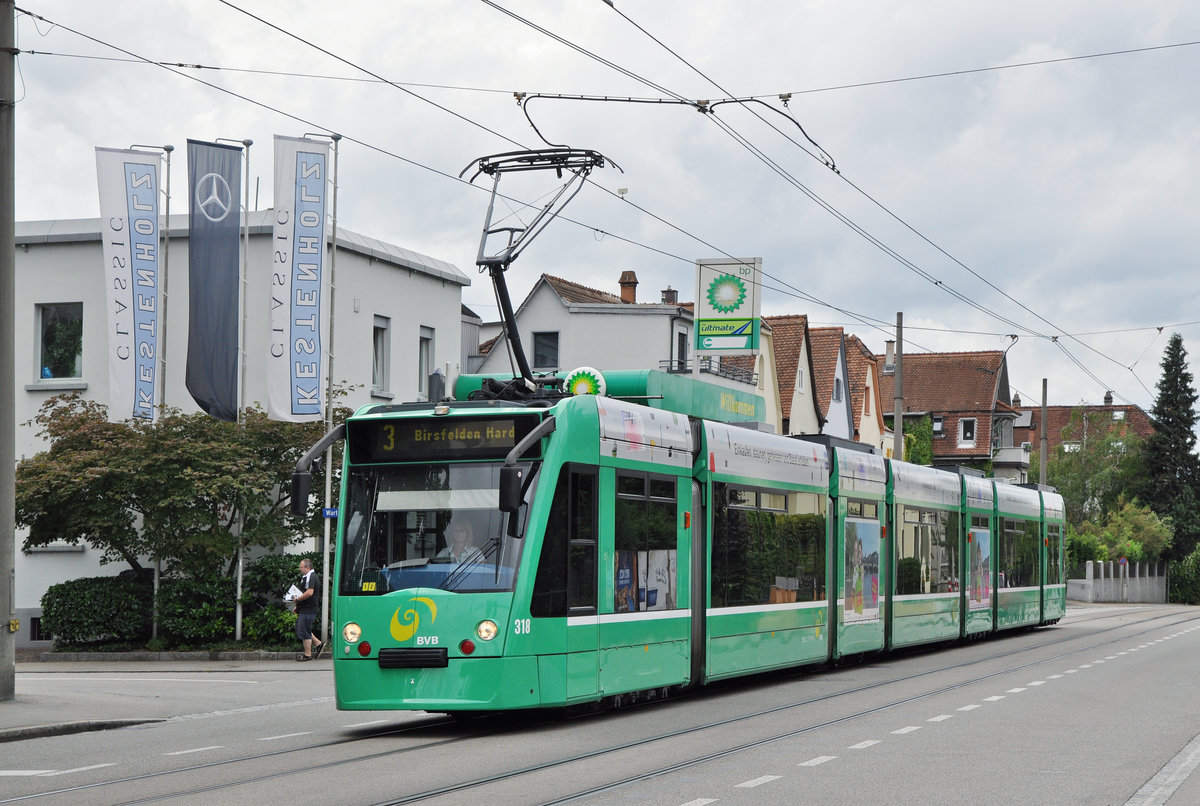 Be 6/8 Combino 318, mit einer Teilwerbung für die Pro Innerstadt, fährt zur Endstation der Linie 3 in Birsfelden. Die Aufnahme stammt vom 30.06.2016.