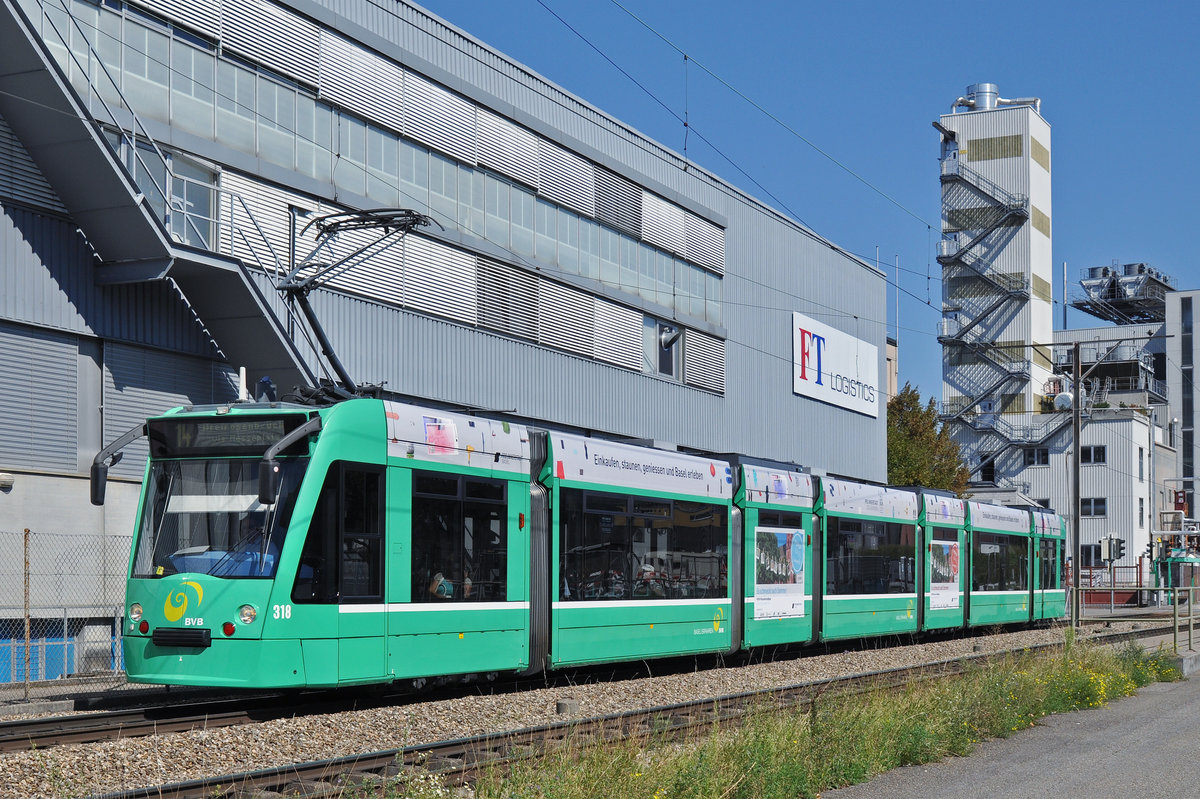 Be 6/8 Combino 318, mit einer Teilwewrbung für Pro Innerstadt, fährt zur Haltestelle der Linie 14 an der Lachmatt. Die Aufnahme stammt vom 08.09.2016.