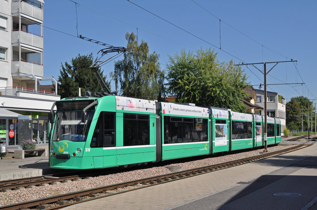 Be 6/8 Combino 318, mit einer Teilwerbung für Pro Innerstadt, wartet an der Endstation der Linie 14 in Pratteln. Die Aufnahme stammt vom 08.09.2016.