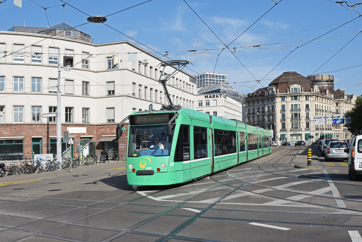 Be 6/8 Combino 319, auf der Linie 8, verlässt die Haltestelle Markthalle. Die Aufnahme stammt vom 18.09.2019.